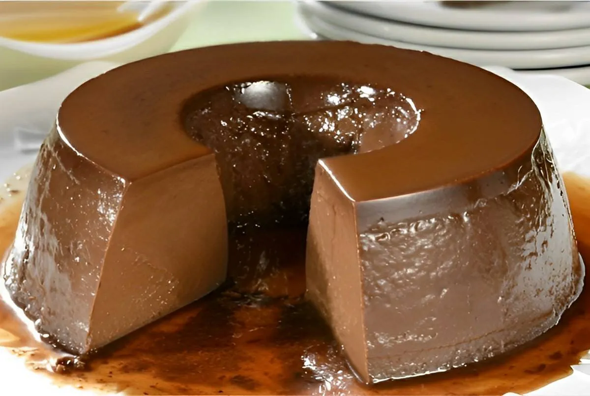Pudim de chocolate tradicional com ovos e leite fica uma del