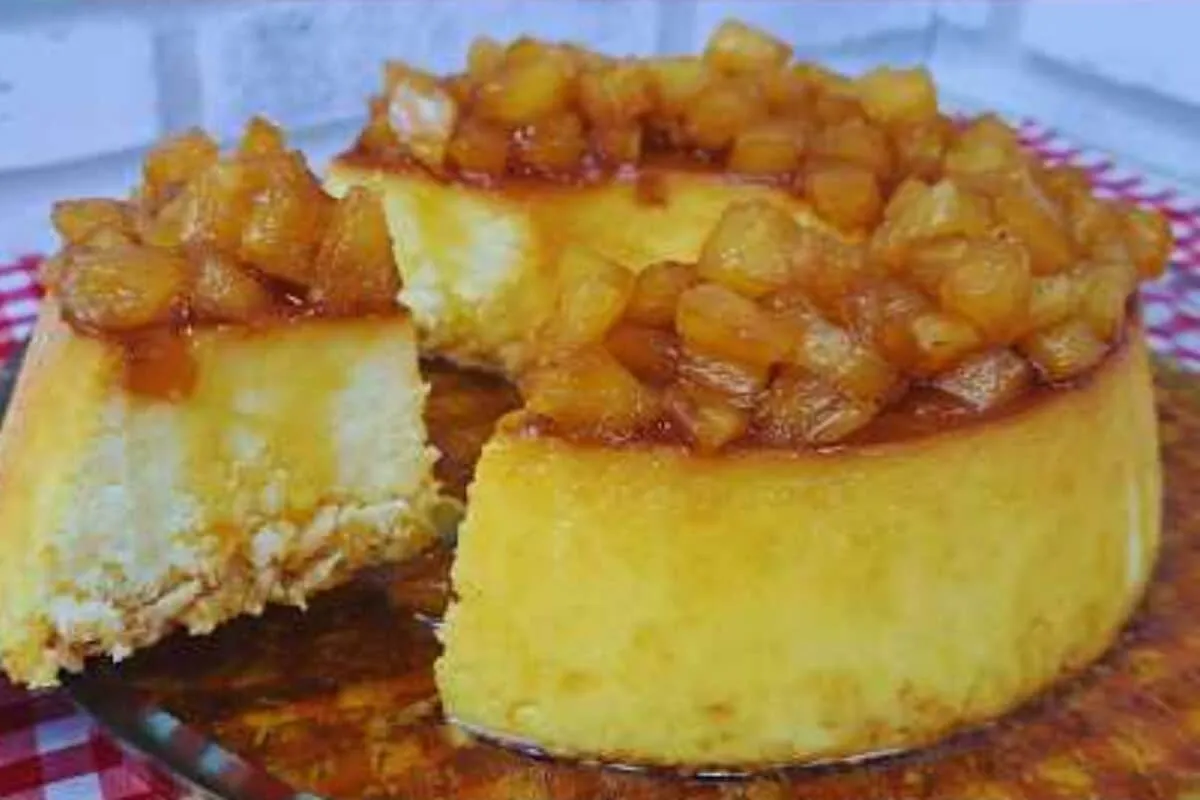 Pudim de coco com abacaxi: feito na boca do fogão, é a sobre