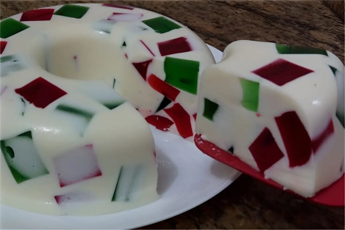 Pudim de coco com mosaico de gelatina uma sobremesa delicios