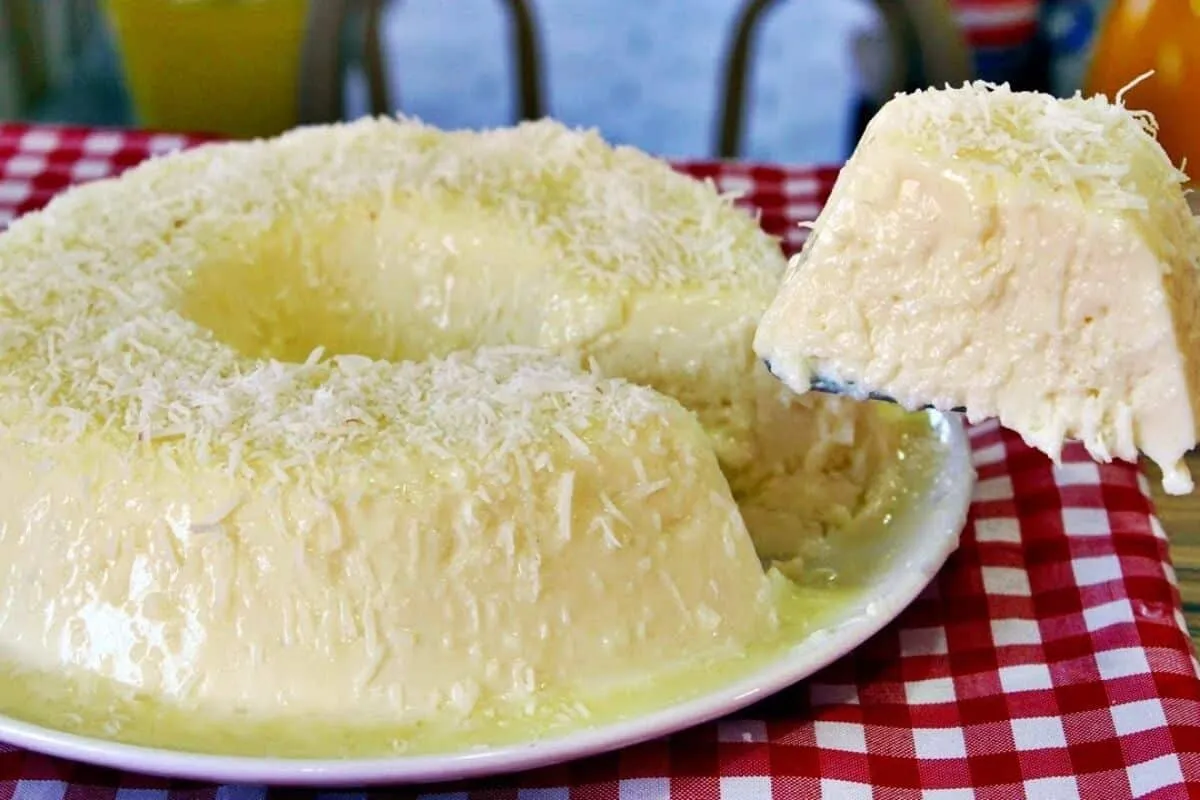 Pudim de coco cremoso e leve com sabor marcante e irresistív