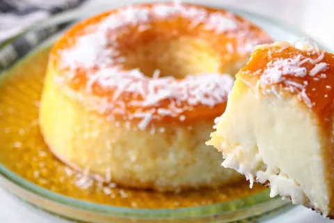 Pudim de coco cremoso sem forno que fica pronto em poucos mi