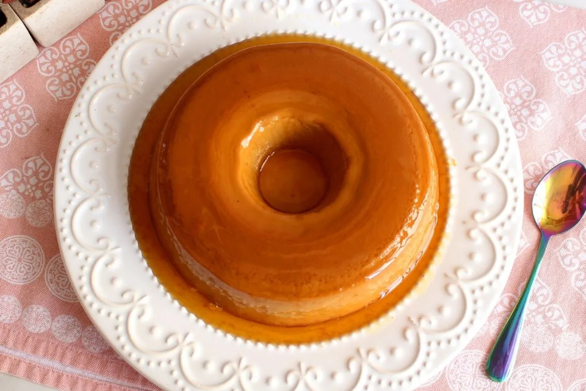 Pudim de doce de leite feito na panela que fica cremoso, lis