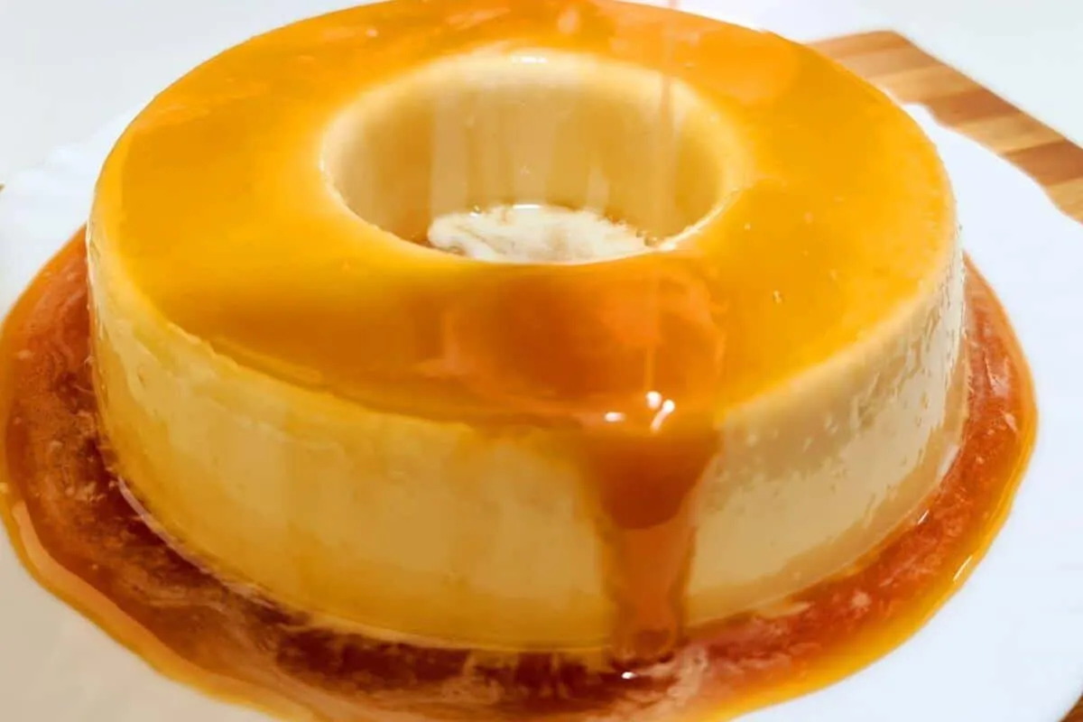 Pudim de geladeira que não vai ovo e uma calda que é impossí