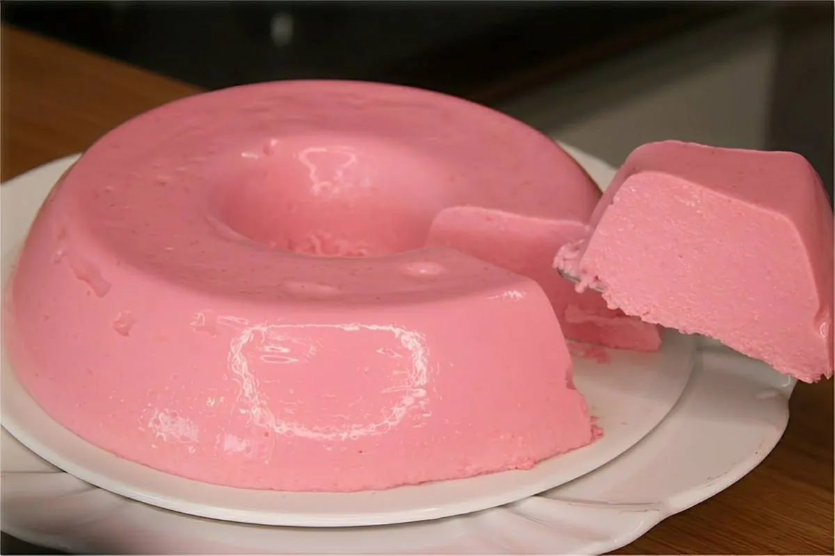 Pudim de gelatina sabor morango mas pode fazer de qualquer s