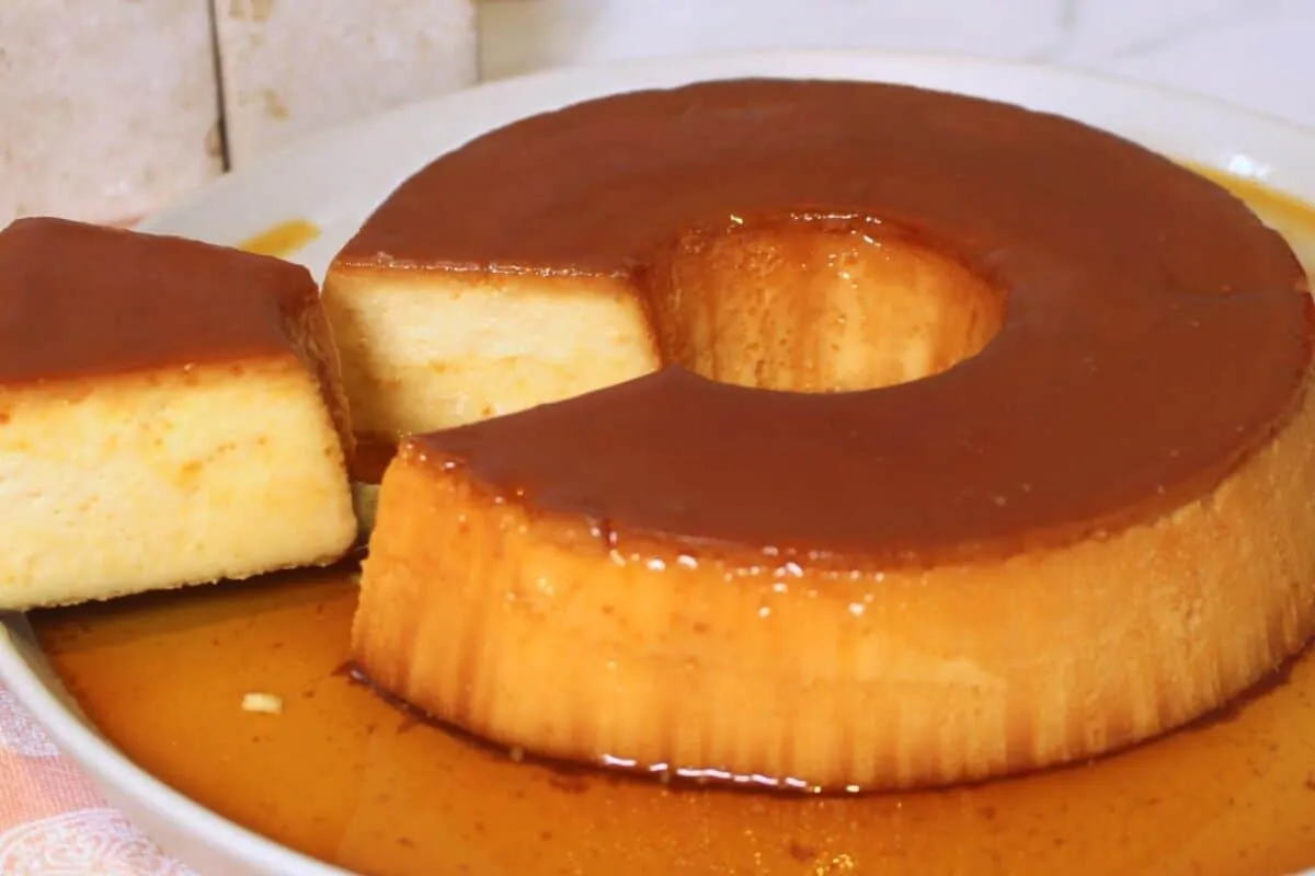 Pudim de leite clássico bem lisinho e cremoso com calda de c