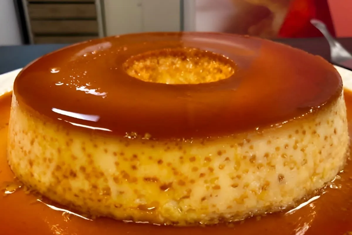 Pudim de leite condensado com furinhos uma sobremesa prática
