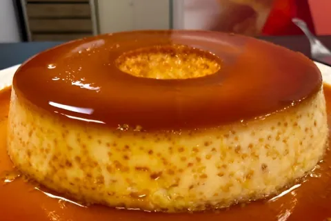 Pudim de leite condensado com furinhos uma sobremesa prática