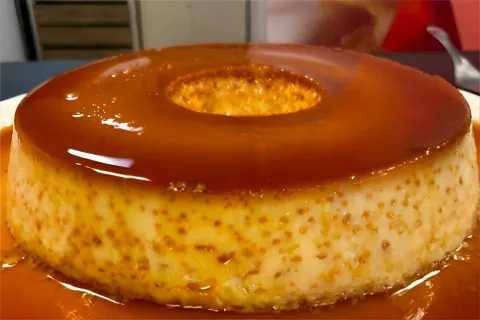 Pudim de leite condensado com furinhos uma sobremesa que não