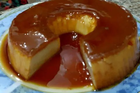 Pudim de leite condensado com um ingrediente secreto que não