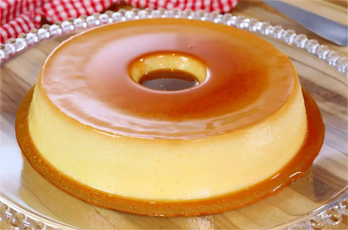 Pudim de leite condensado tradicional e sem furinhos a sobre
