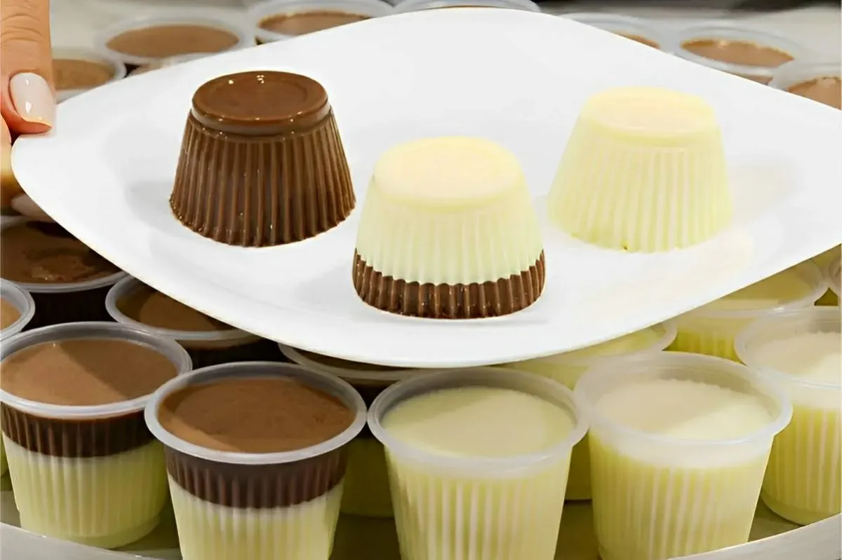 Pudim de Leite Ninho com chocolate no copinho uma sobremesa