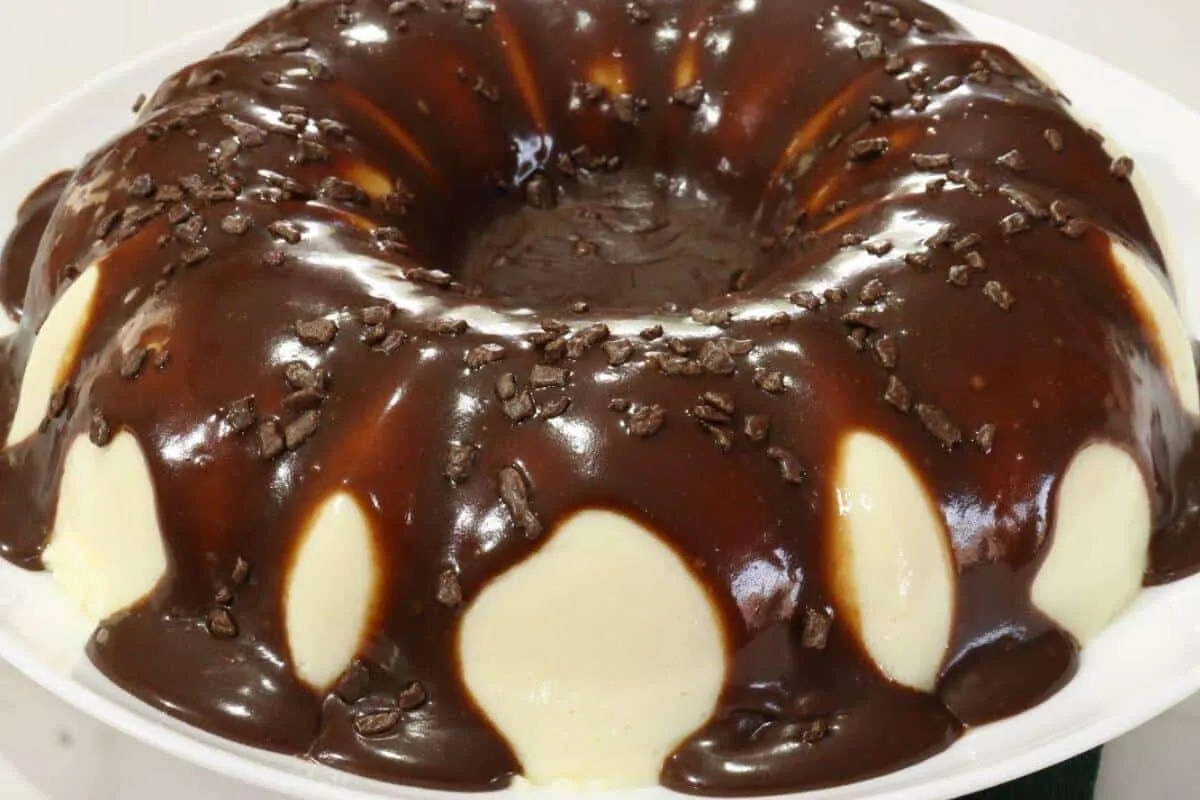Pudim de leite ninho com cobertura de chocolate que não prec