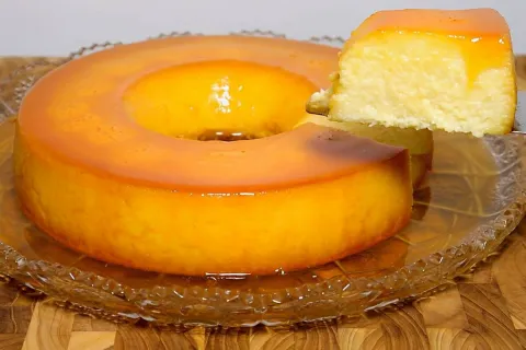 Pudim de mandioca cozida parece um pudim de pão firme e doci