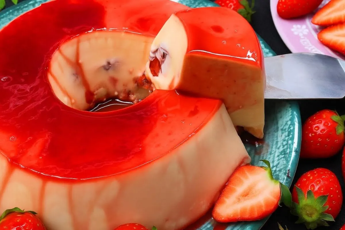 Pudim de morango do amor feito sem forno para uma sobremesa