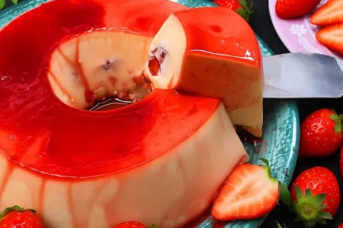 Pudim de morango do amor feito sem forno para uma sobremesa 