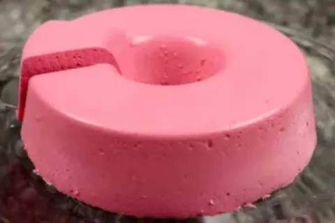 Pudim de morango: é só misturar os ingredientes e esperar ge