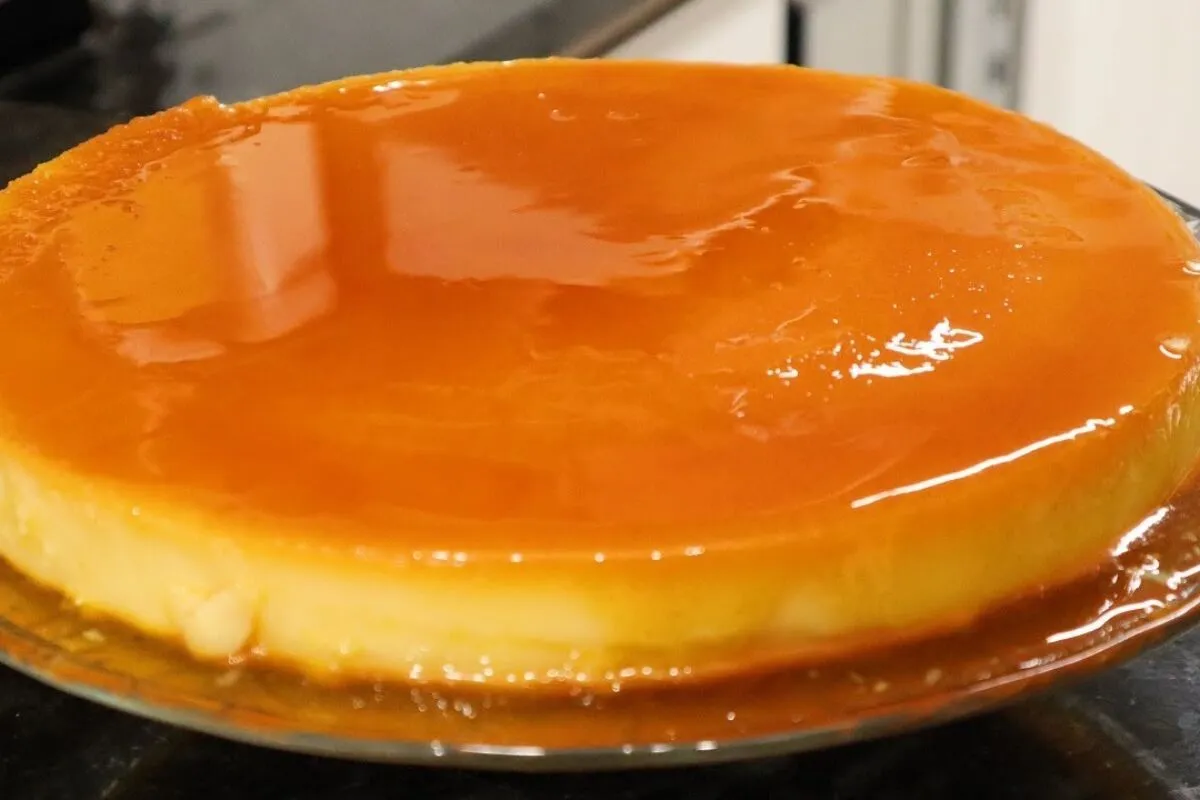 Pudim de padaria tamanho família que rende muito e tem aquela consistência firme que todo mundo ama