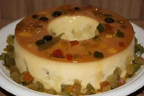 Pudim de panetone um pudim firme com frutas que é sucesso no