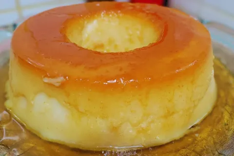 Pudim de pão amanhecido muito cremoso com aquela calda de ca