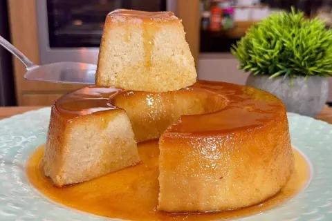 Pudim de pão com coco muito cremoso que derrete na boca e va