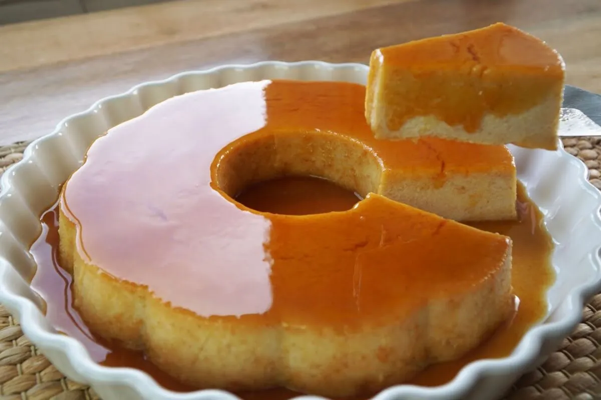 Pudim de pão tradicional bem cremoso com aquela calda de car