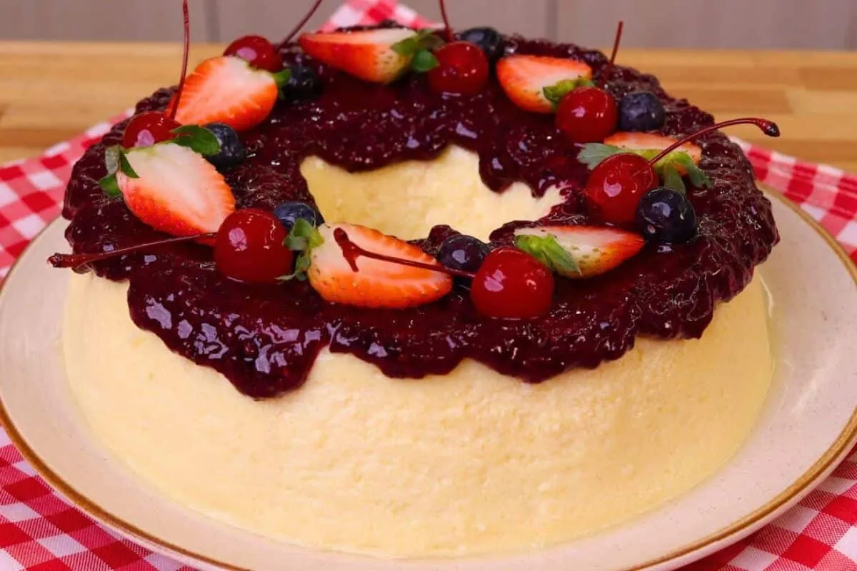 Pudim de ricota com frutas vermelhas super cremoso, levinho