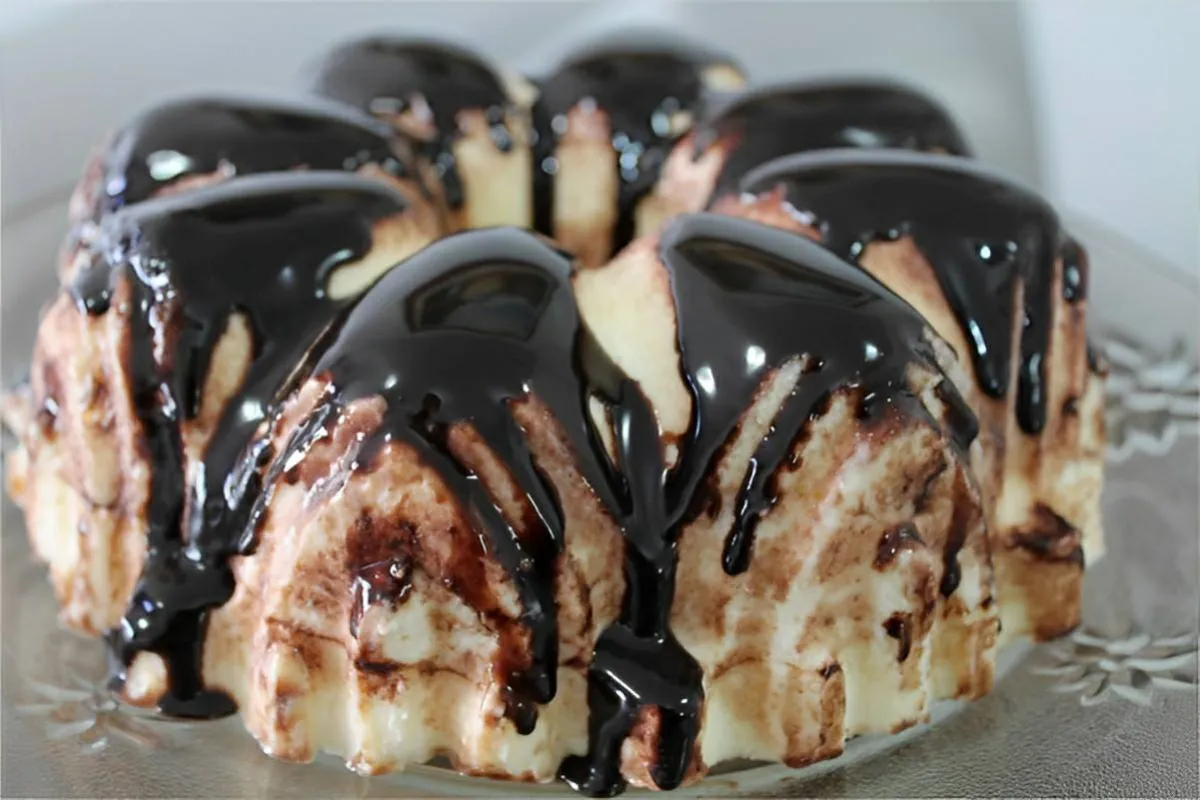 Pudim de sonho de valsa com calda de chocolate diferente faç