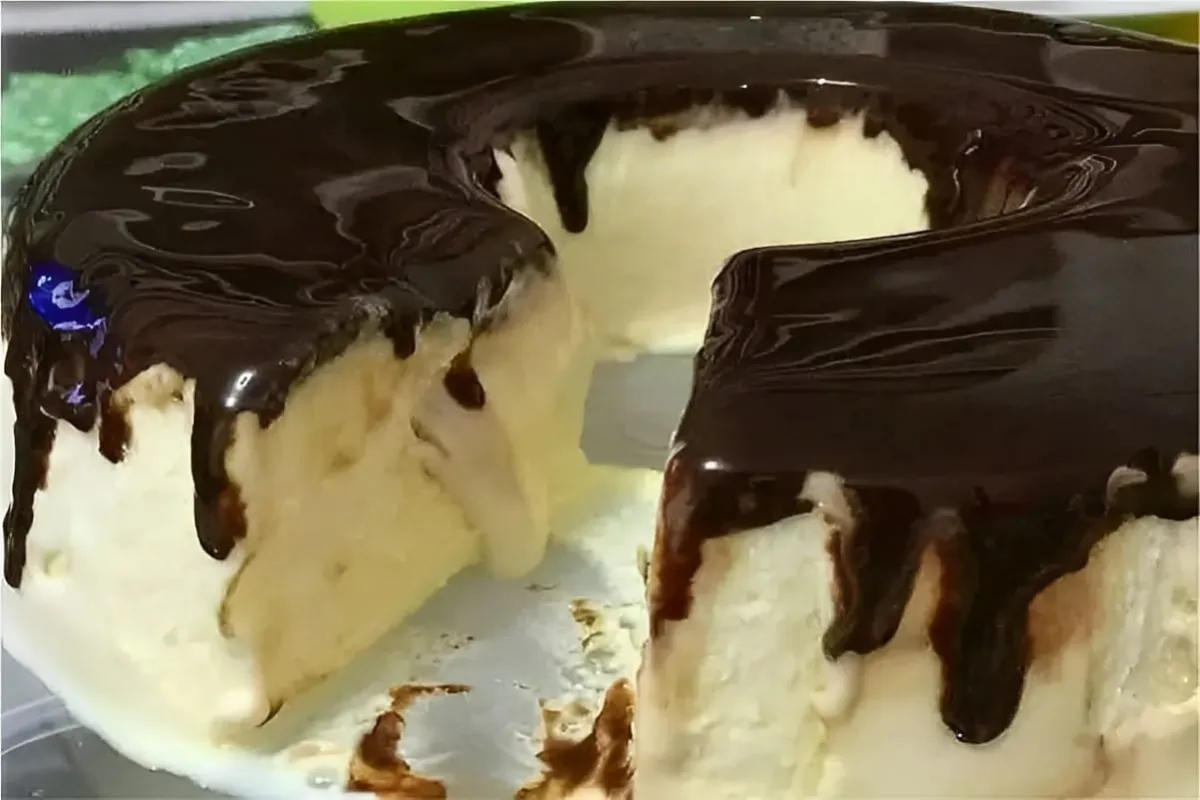 Pudim de sorvete com calda de chocolate uma sobremesa delici