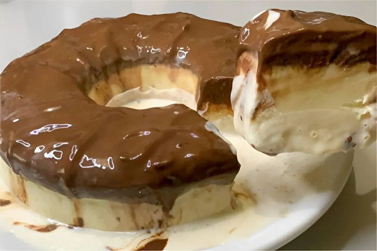 Pudim de sorvete com calda de chocolate uma sobremesa maravi