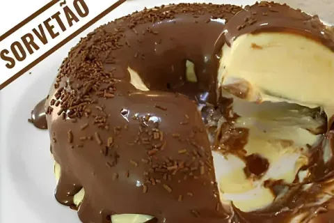 Pudim de sorvete com cobertura de chocolate: a melhor sobrem