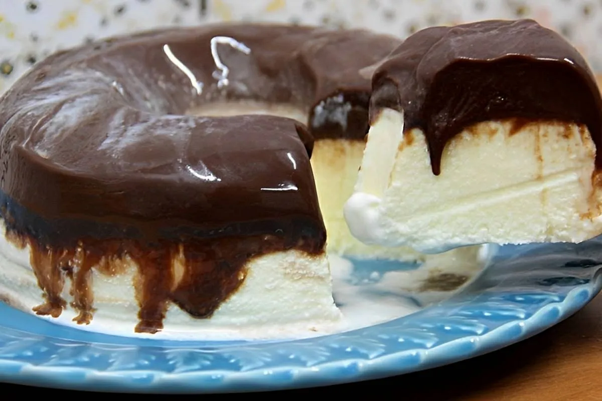 Pudim de sorvete com coco uma sobremesa deliciosa e refresca