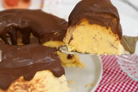 Pudim de sorvete de maracujá com calda de chocolate cremosa,