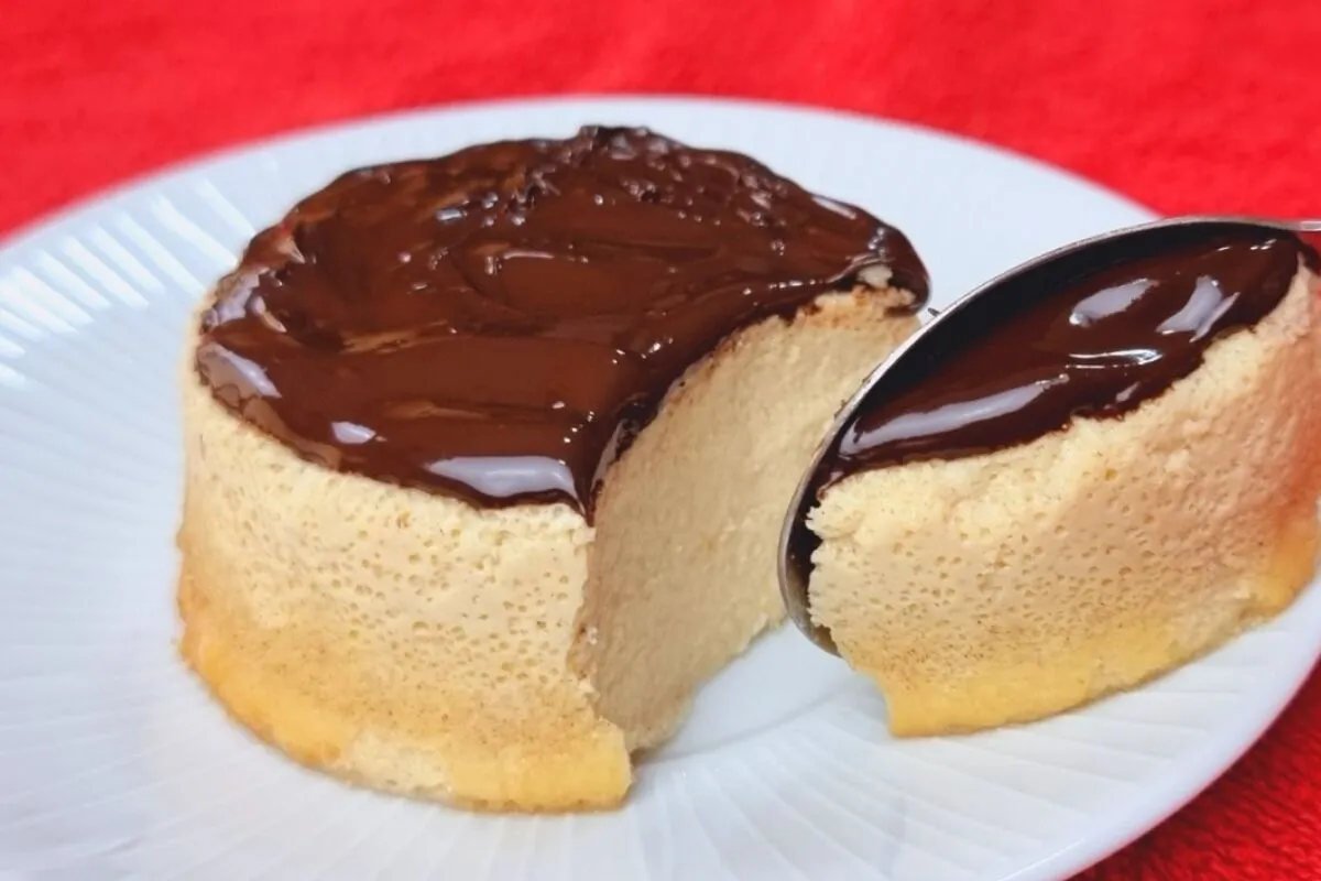 Pudim low carb que fica cremoso e é a opção perfeita para um