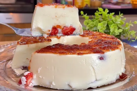 Pudim morango do amor: cremoso, fácil e com um sabor que con