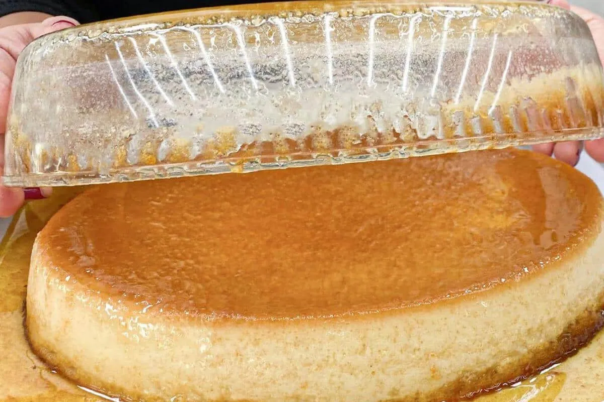 Pudim na travessa bem cremoso uma sobremesa de liquidificado