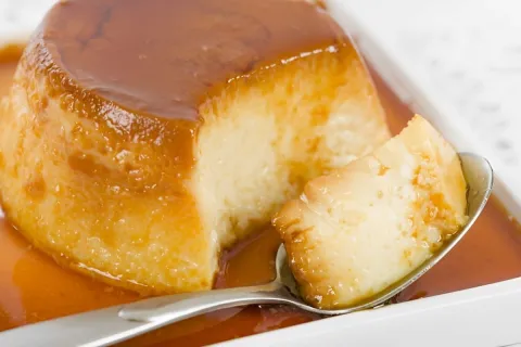 Pudim sem ovos assado no forno uma sobremesa fácil de prepar