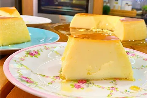 Pudim tradicional cremoso e sem furinhos para servir na sobr
