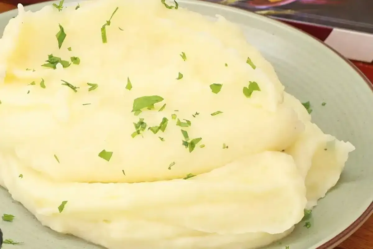 Purê de batata com queijo cremoso e fácil, para você acompan