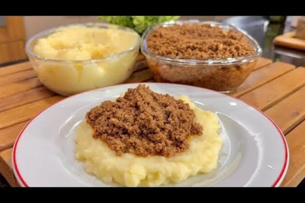 Purê de batata cremoso com carne moída bem temperada, feito