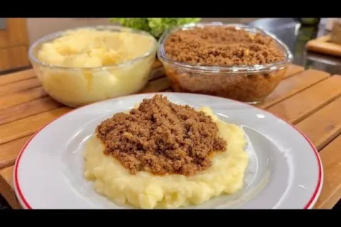 Purê de batata cremoso com carne moída bem temperada, feito 