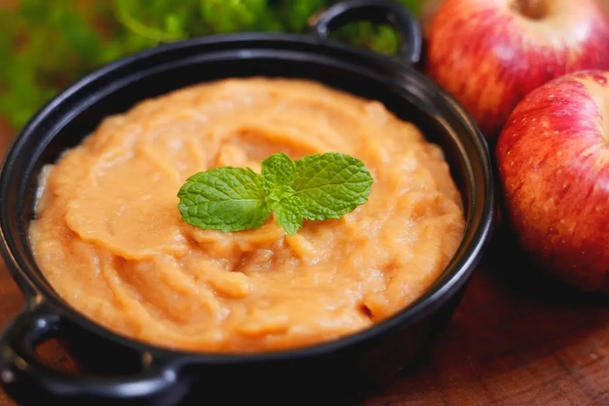 Purê de maçã versátil e muito gostoso que combina com vários