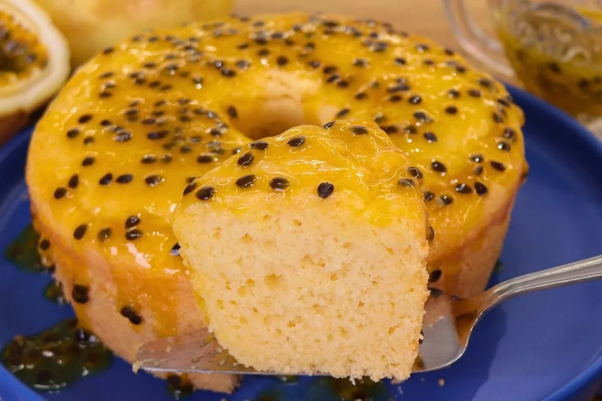 Que tal surpreender todo mundo com esse bolo de maracujá com