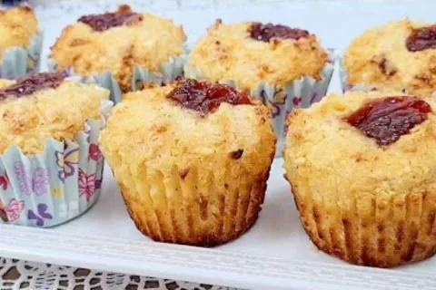 Queijadinha de mandioca com goiabada fácil de fazer, que tra
