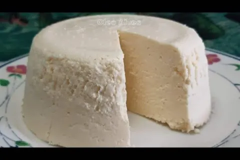 Queijo caseiro natural e delicioso, feito com ingredientes s