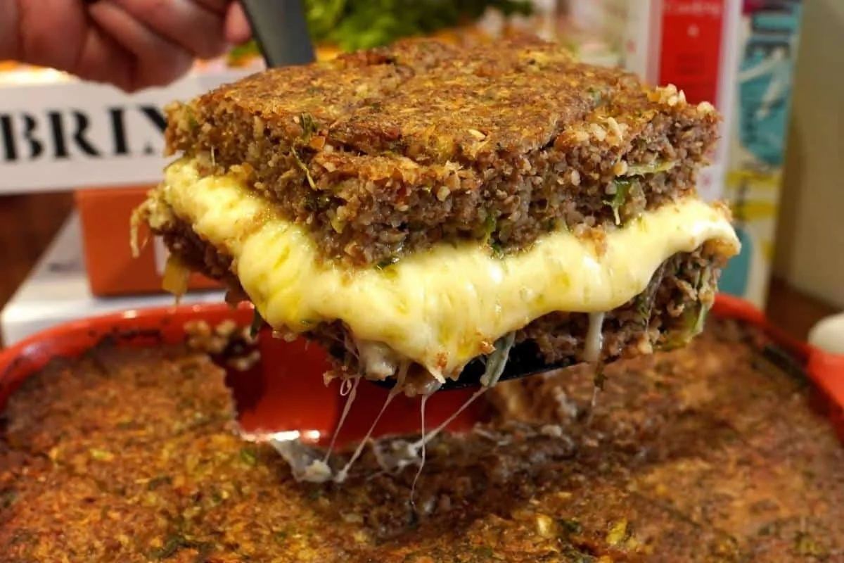 Quibe de forno recheado com bastante queijo fica irresistíve