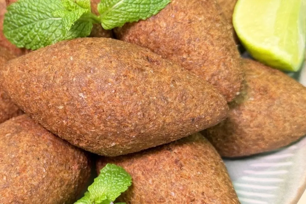 Quibe frito crocante recheado com carne moída temperada, que