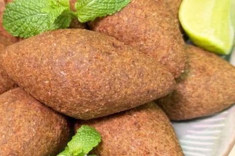 Quibe frito crocante recheado com carne moída temperada, que
