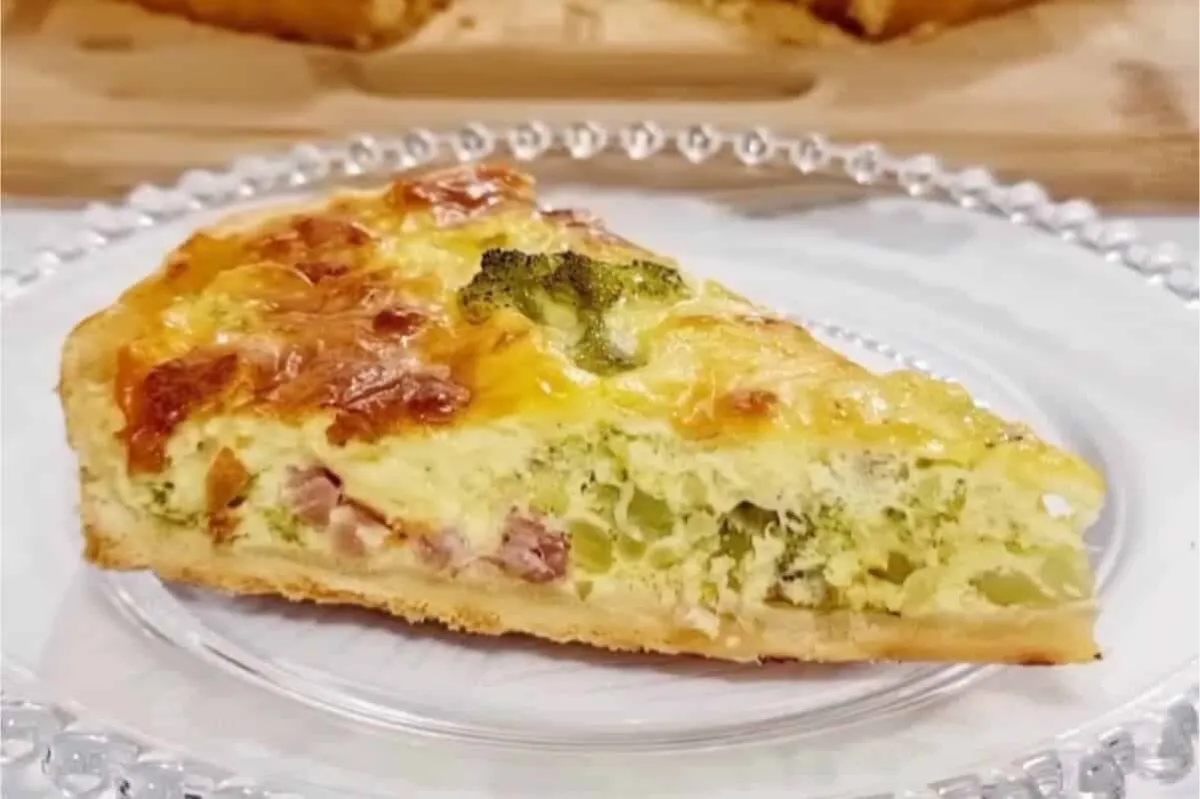 Quiche de brócolis deliciosa e fácil de preparar para servir como entrada na ceia de Ano Novo