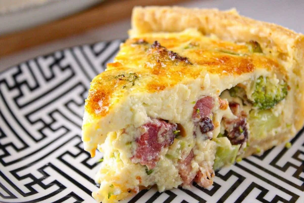 Quiche de brócolis: o lanche perfeito com bacon que desmanch