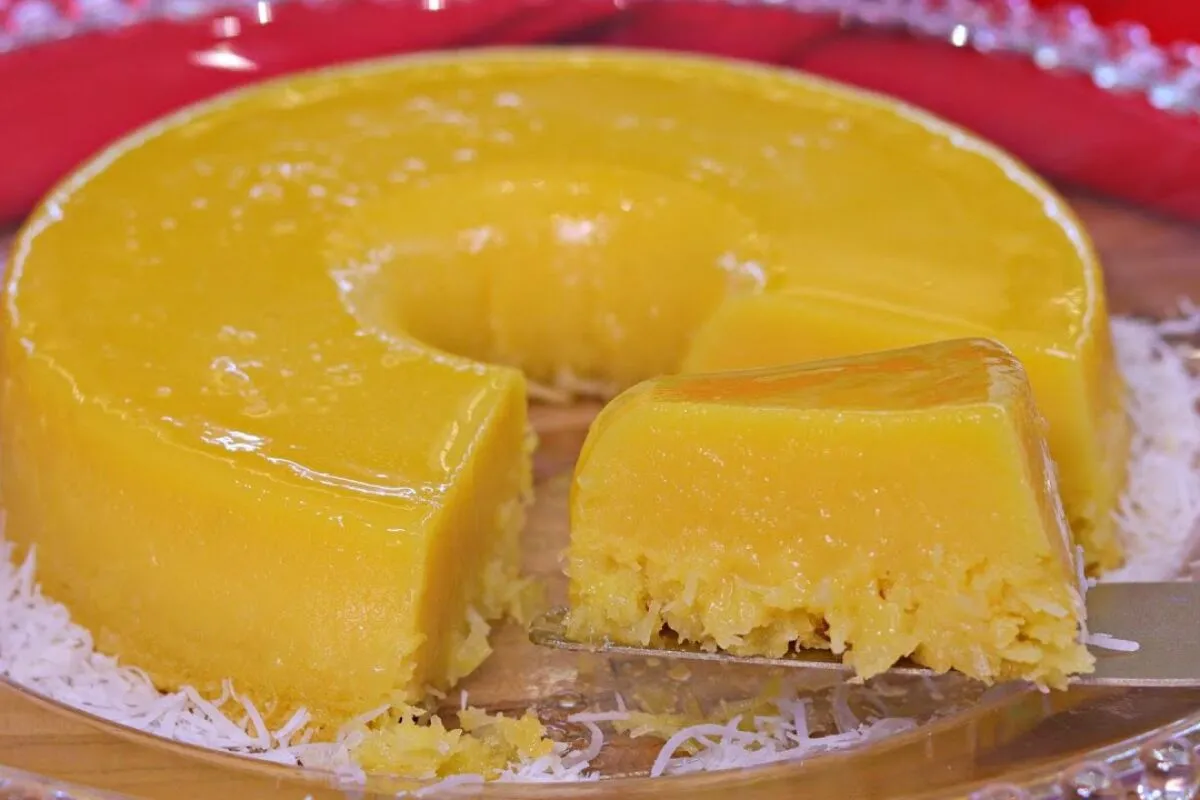 Quindim cremoso e brilhante sem cheiro forte de ovo que derr